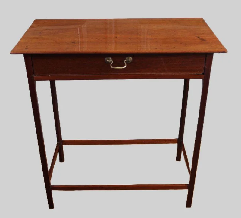 Georgean bijzettafeltje - Meubel › Bijzetmeubel - €350.00 - Een rechthoekig bijzettafeltje in mahoniehout. Eén lade met oorspronkelijke zwanennektrekker.
38 x 69cm, 72cm hoog.
Handgepolitoerd op oude wijze.
Late Georgean periode; ca 1780/1810