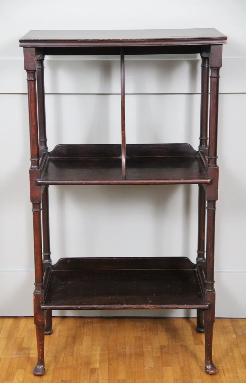 Georgean boekenstandje - Meubel › Bijzetmeubels - €275.00 - Klein open boekenrek met drie lagen, waarvan de middenste verdeeld, en op padfeet.
Cubaans mahoniehout.
Hoogte 85.5cm; 48 x 26cm
Georgean periode: ca 1800