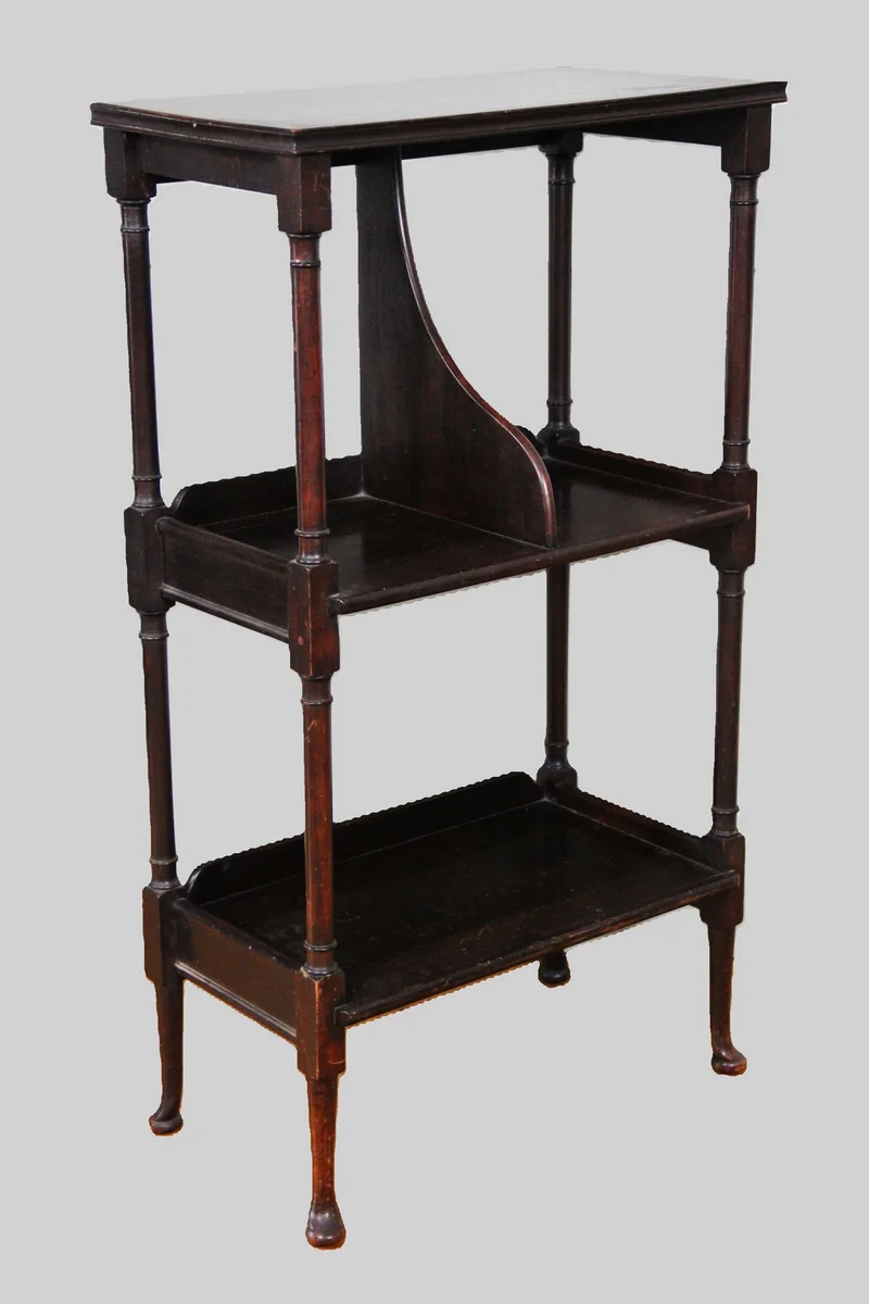 Georgean boekenstandje - Meubel › Bijzetmeubels - €275.00 - Klein open boekenrek met drie lagen, waarvan de middenste verdeeld, en op padfeet.
Cubaans mahoniehout.
Hoogte 85.5cm; 48 x 26cm
Georgean periode: ca 1800