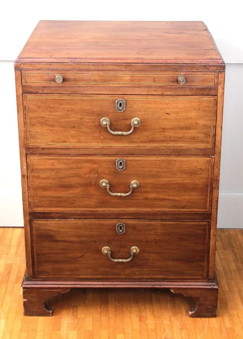 Georgean gents linenchest - Meubel › Kasten - Een Late-georgean opbergkast met laden in mahoniehout met inleg van filet in satijn- en ebbenhout.
59cm breed, 52cm diep en 83cm hoog.
Periode 1780/1820