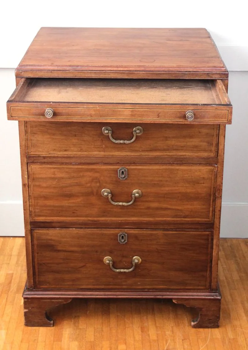 Georgean gents linenchest - Meubel › Kasten - Een Late-georgean opbergkast met laden in mahoniehout met inleg van filet in satijn- en ebbenhout.
59cm breed, 52cm diep en 83cm hoog.
Periode 1780/1820