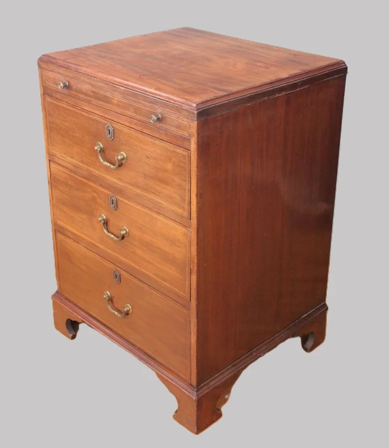 Georgean gents linenchest - Meubel › Kasten - Een Late-georgean opbergkast met laden in mahoniehout met inleg van filet in satijn- en ebbenhout.
59cm breed, 52cm diep en 83cm hoog.
Periode 1780/1820