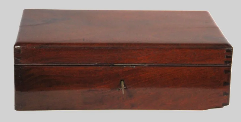 Georgean kist - Diversen › Dozen en kistjes - €150.00 - Een rechthoekige doos in masief Cubaans mahoniehout.
36 x 24cm; 12cm hoog
Gepolitoerd op oude wijze.
Georgean periode; ca 1800