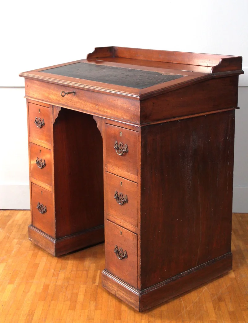 Georgean kneehole writingdesk - Meubel › Bijzetmeubels