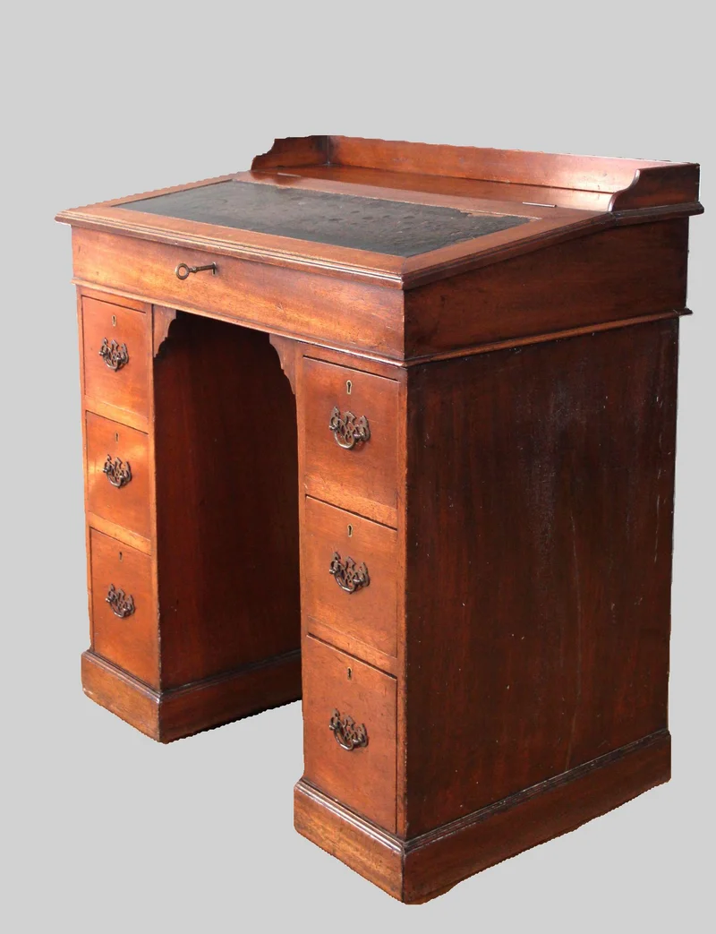 Georgean kneehole writingdesk - Meubel › Bijzetmeubels