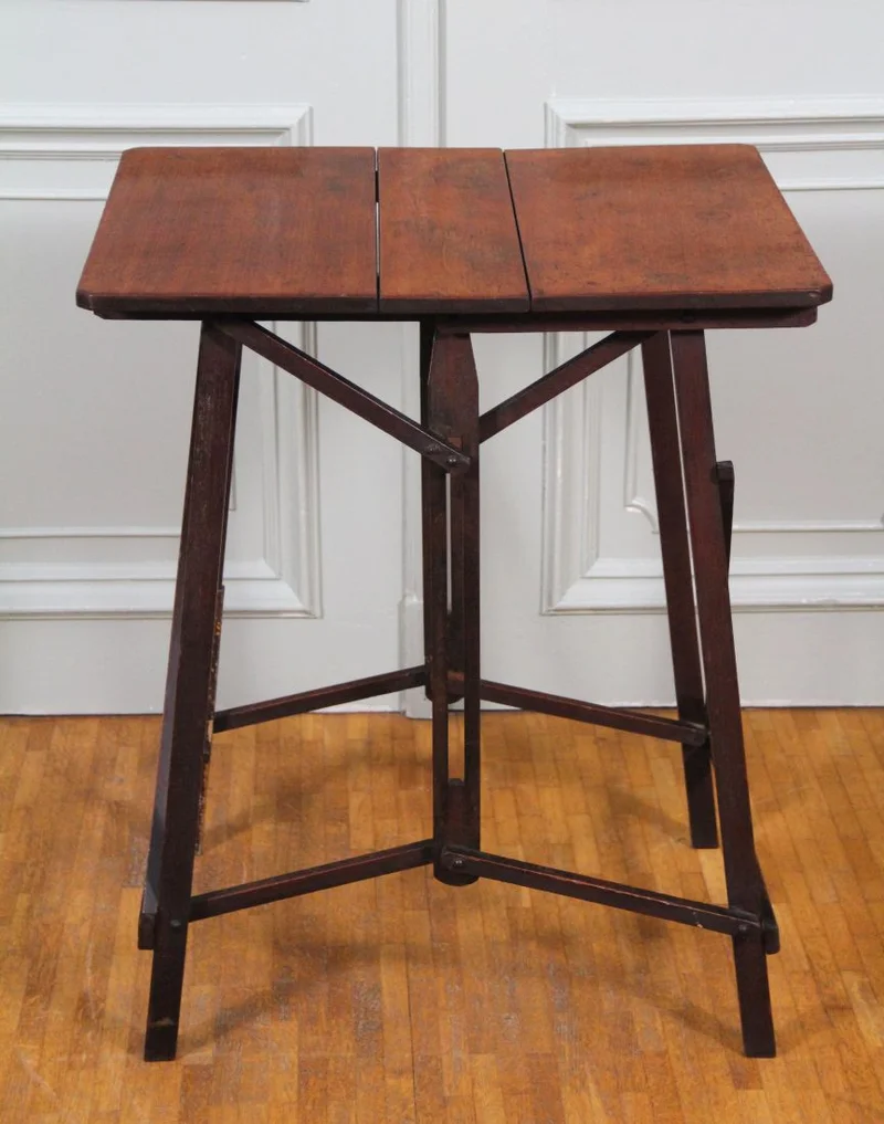 Georgean picknick tafeltje - Meubel › Bijzetmeubel - Opklapbaar rechthoekig tafeltje in mahonie. Oorspronkelijk gebruikt om mee te nemen op picknick.
45.5 x 56.5cm; 73cm hoog
Ca 1800