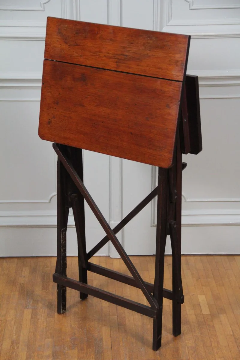 Georgean picknick tafeltje - Meubel › Bijzetmeubel - Opklapbaar rechthoekig tafeltje in mahonie. Oorspronkelijk gebruikt om mee te nemen op picknick.
45.5 x 56.5cm; 73cm hoog
Ca 1800