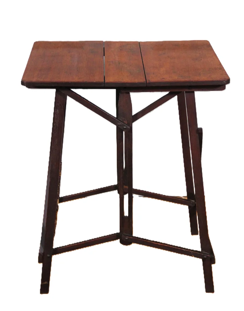 Georgean picknick tafeltje - Meubel › Bijzetmeubel - Opklapbaar rechthoekig tafeltje in mahonie. Oorspronkelijk gebruikt om mee te nemen op picknick.
45.5 x 56.5cm; 73cm hoog
Ca 1800