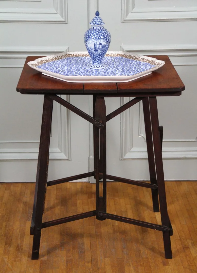 Georgean picknick tafeltje - Meubel › Bijzetmeubel - Opklapbaar rechthoekig tafeltje in mahonie. Oorspronkelijk gebruikt om mee te nemen op picknick.
45.5 x 56.5cm; 73cm hoog
Ca 1800