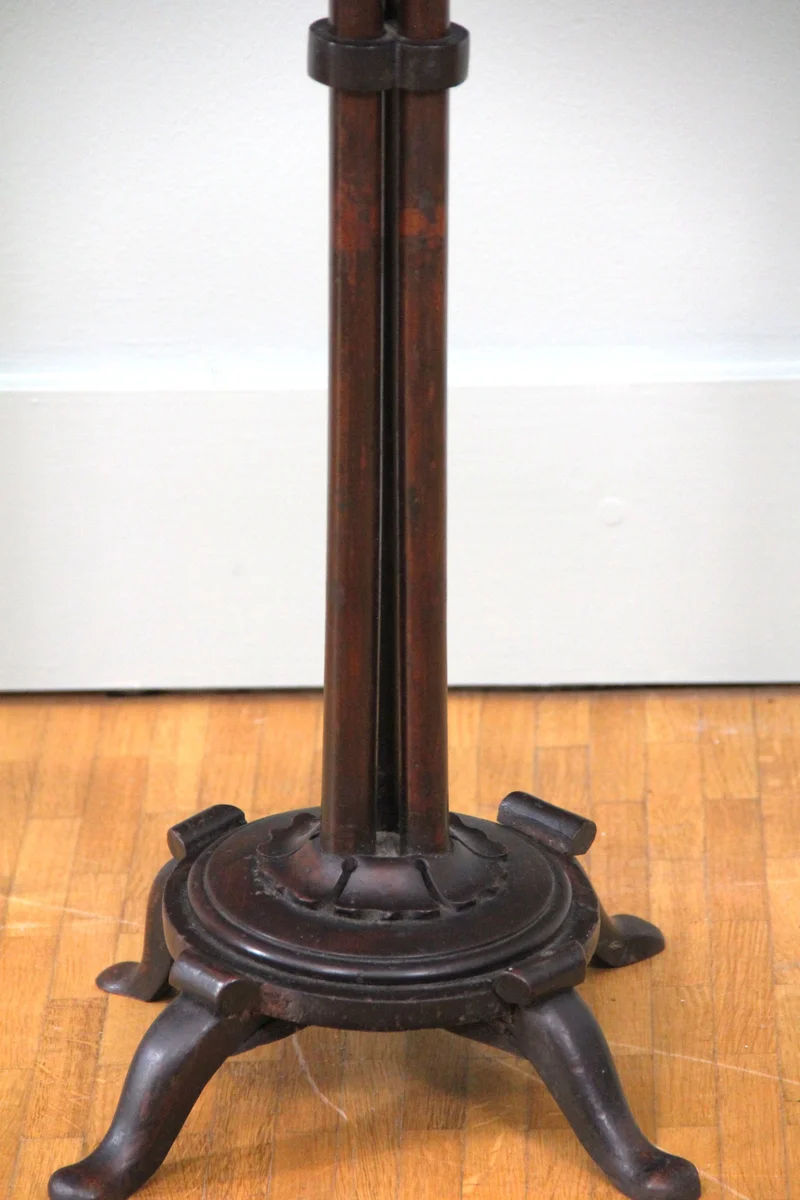 Georgean rond bijzettafeltje - Meubel › Tafels - €245.00 - Zogenaamd wijntafeltje in donker mahonie.
Georgean stijl, Victoriaanse periode ca 1880
diameter 36cm, 63cm hoog.