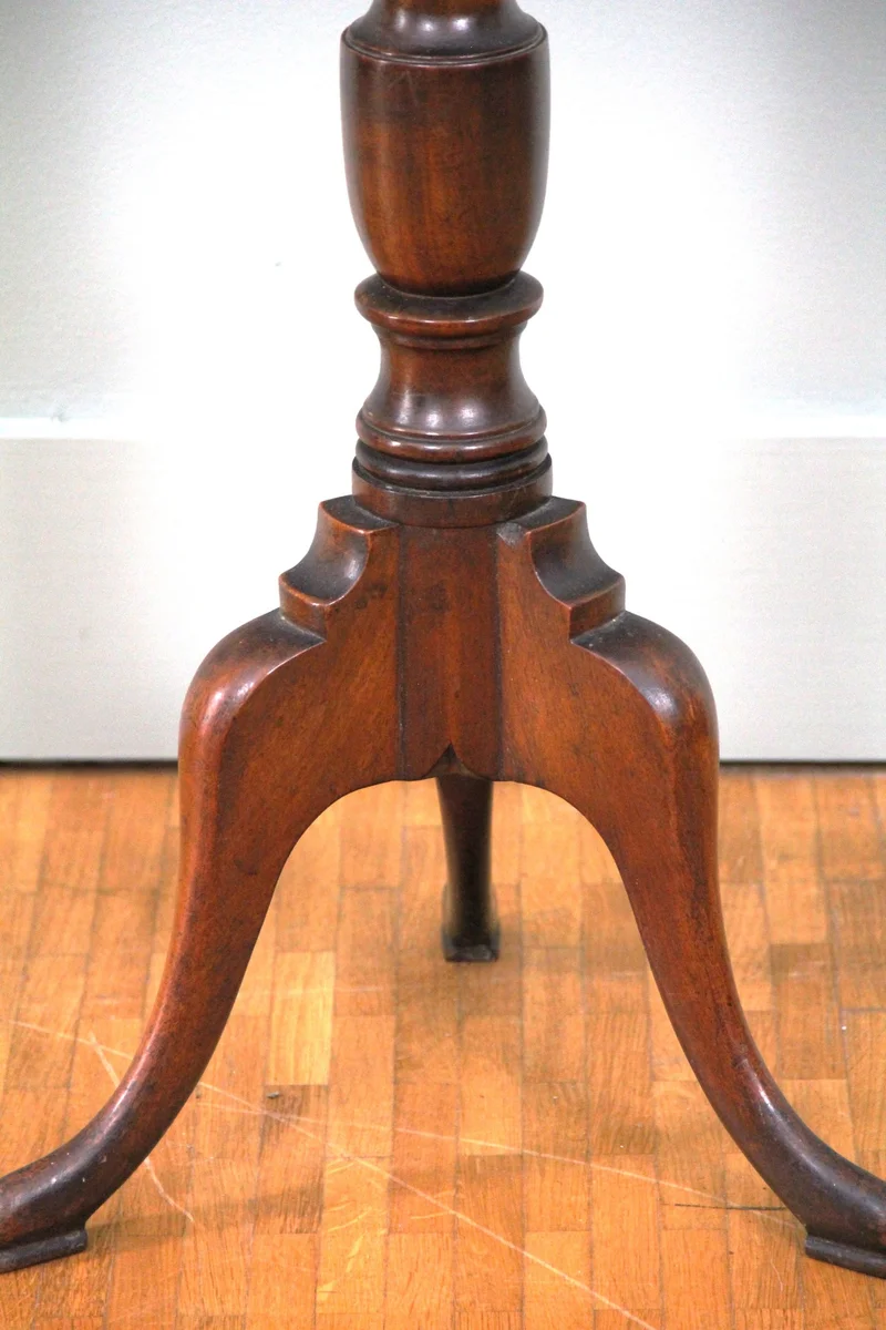 Georgean staander - Meubel › Bijzetmeubels - €135.00 - Kleine plantenstaander in mahoniehout en op driepoot.
76cm hoog; diameter 24.5cm
Georgean stijl, ca 1900