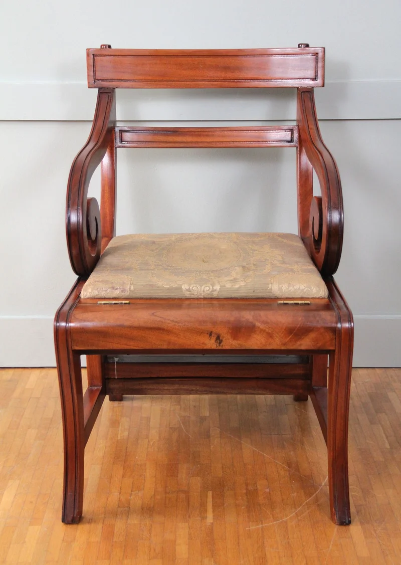 Georgean stijl bibliotheektrap zetel - Meubel › Zitmeubels - €800.00 - Een uitzonderlijk zitmeubel/bibliotheektrap.
Mahoniehout. Georgean stijl.
Ca 1950 vervaardigd.
De bovenste helft van de armstoel klapt 180° tot een bibliotheektrap.