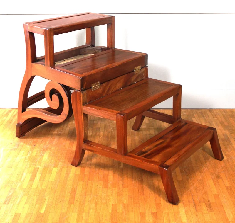 Georgean stijl bibliotheektrap zetel - Meubel › Zitmeubels - €800.00 - Een uitzonderlijk zitmeubel/bibliotheektrap.
Mahoniehout. Georgean stijl.
Ca 1950 vervaardigd.
De bovenste helft van de armstoel klapt 180° tot een bibliotheektrap.