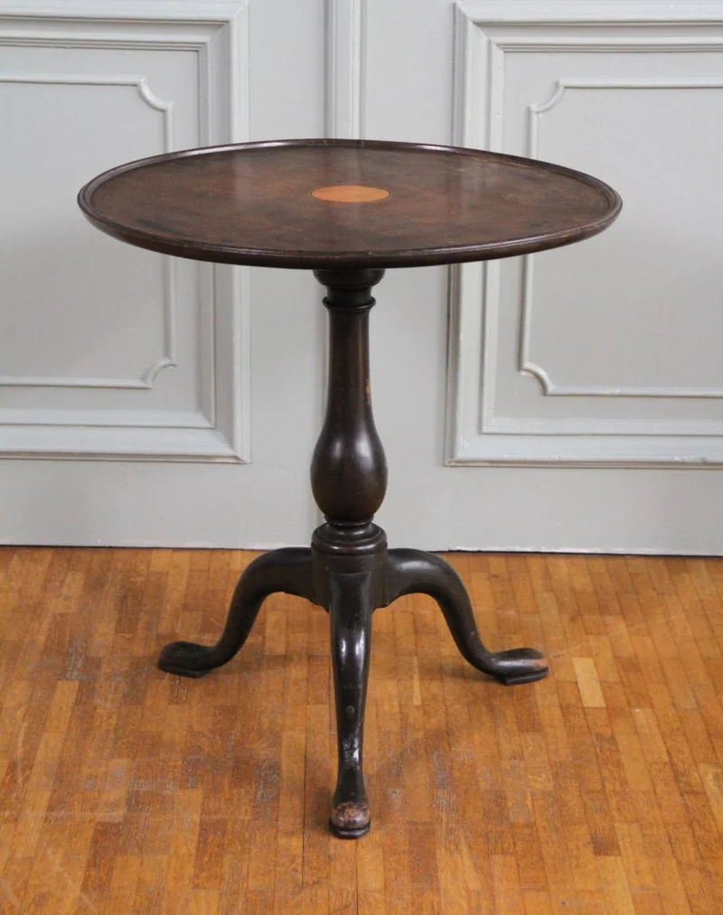 Georgean wijntafeltje - Meubel › Bijzetmeubel - €295.00 - Rond bijzettafeltje in cubaans mahoniehout met centraal in inlegstukje in satijnhout. 
Georgean periode; ca 1770
56cm hoog; 52cm diameter