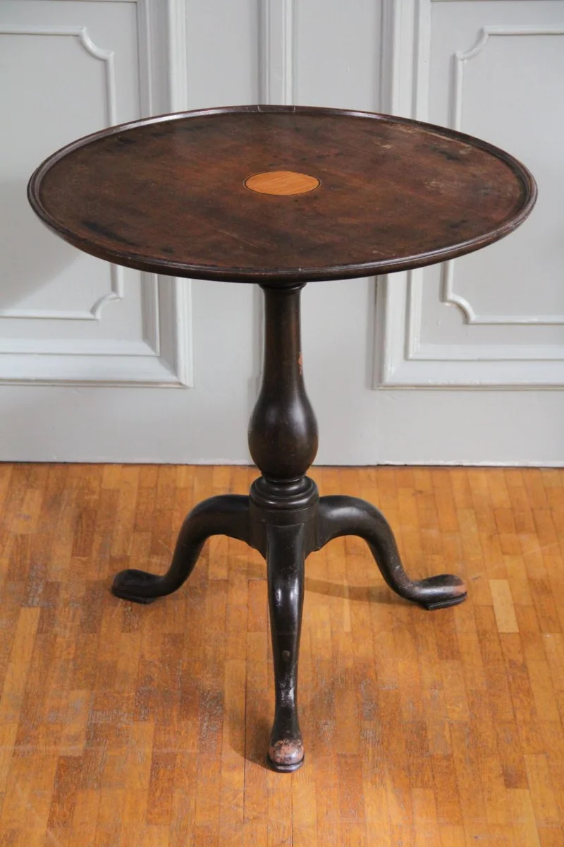 Georgean wijntafeltje - Meubel › Bijzetmeubel - €295.00 - Rond bijzettafeltje in cubaans mahoniehout met centraal in inlegstukje in satijnhout. 
Georgean periode; ca 1770
56cm hoog; 52cm diameter