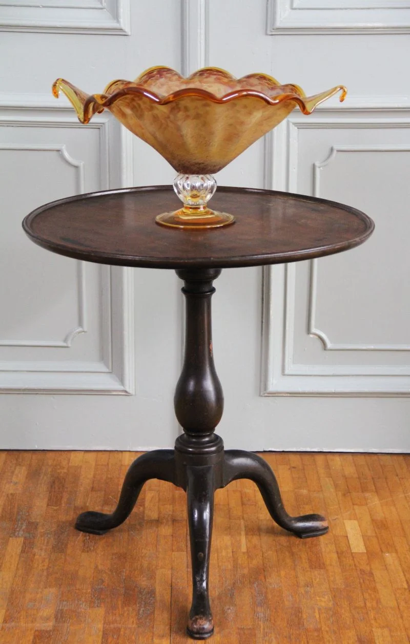 Georgean wijntafeltje - Meubel › Bijzetmeubel - €295.00 - Rond bijzettafeltje in cubaans mahoniehout met centraal in inlegstukje in satijnhout. 
Georgean periode; ca 1770
56cm hoog; 52cm diameter