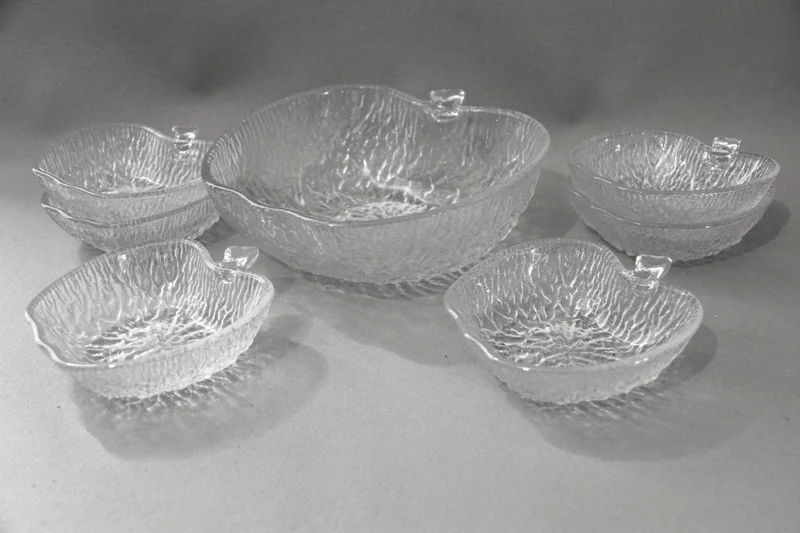Glazen dessertset vintage - Glas › Schalen - €60.00 - Fruitstel in geperst glas met grote schaal en 6 kleine schaaltjes.
Vintage, 1960-1970