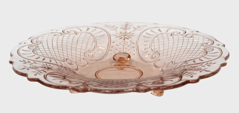 Glazen schaal, roze glas - Glas › Schalen - Schaal in geperst glas met neo-roccoco motieven.
Licht roze kleur.
Diameter 25cm
1930-1950
