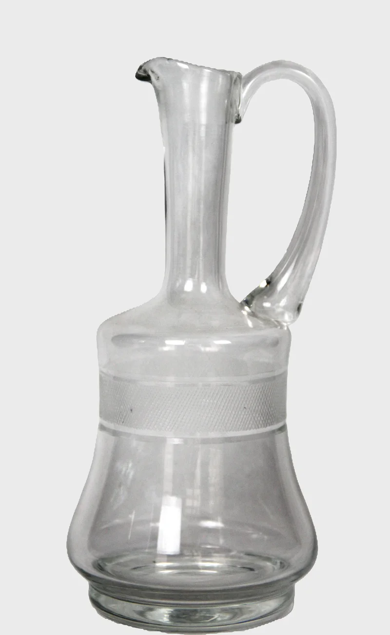 Glazen schenkkaraf vroege 20e eeuw - Glas › Karaffen - €20.00 - Schenkkan in glas met gegraveerde sierrand.
28cm hoog
ca 1930/1950