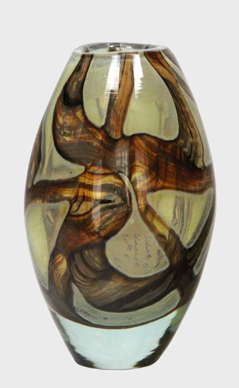 Glazen siervaasje, Schotland (2) - Glas › Vazen - €65.00 - Pâte de verre
Schotse glasblazerij
20e eeuw
diameter 10cm, 14cm hoog