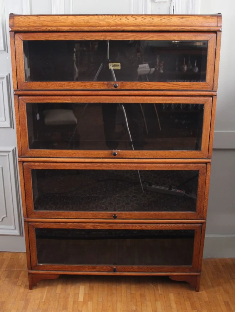 Globe stapelkast - Meubel › Kasten - €495.00 - Een stapelkast in eikenhout, volgens de wijze van Globe Wernicke maar vervaardigd door Wilton Newcastle.
88cm breed, 25.5cm diep, 136cm hoog
Edwardian periode, ca 1920/1930