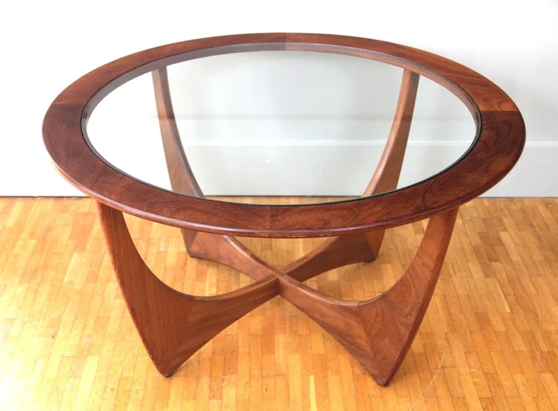 GPlan salontafel - Meubel › Tafels - €695.00 - Een vintage salontafel van de Engelse firma G Plan.
Voet en tafelrand in Afrikaans hout. Ingelegd glazen blad.
84cm diameter; 46cm hoog.
1960/1970