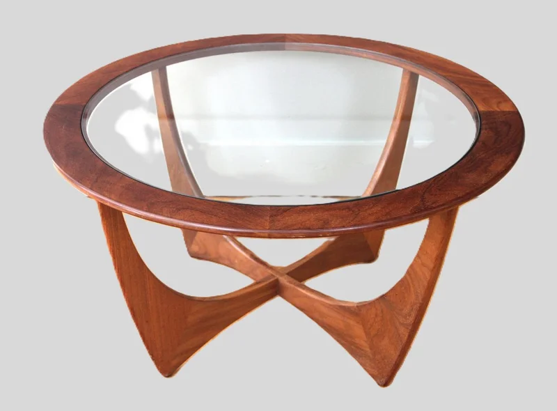 GPlan salontafel - Meubel › Tafels - €695.00 - Een vintage salontafel van de Engelse firma G Plan.
Voet en tafelrand in Afrikaans hout. Ingelegd glazen blad.
84cm diameter; 46cm hoog.
1960/1970