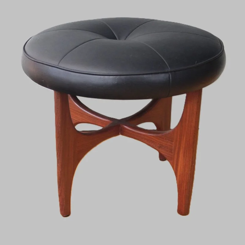 GPlan tabouret - Meubel › Zitmeubels - €225.00 - Tabouret van de Engelse firma G Plan.
Voet in Afrikaans hout en zitting bekleed met zwart leder.
51cm diameter; 43cm zithoogte.
1960/1970