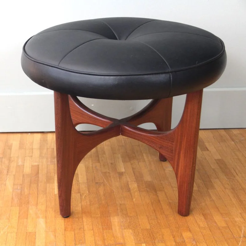 GPlan tabouret - Meubel › Zitmeubels - €225.00 - Tabouret van de Engelse firma G Plan.
Voet in Afrikaans hout en zitting bekleed met zwart leder.
51cm diameter; 43cm zithoogte.
1960/1970