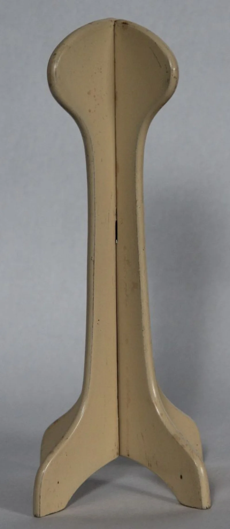 Hoedenstand 1 - Diversen › Varia - €35.00 - Demonteerbare hoedenstand in gelakt hout.
28cm hoog
ca 1930/1940