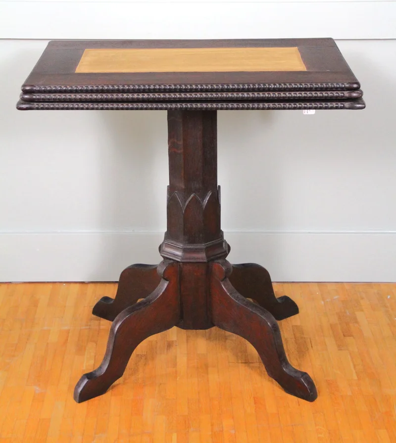 Hollandse desserttafel - Meubel › Tafels - €450.00 - Opschuifbare dessertafel in eikenhout en ingelegd met leder.
68x41cm, 72cm hoog in gesloten toestand.
Nederland, ca 1930
