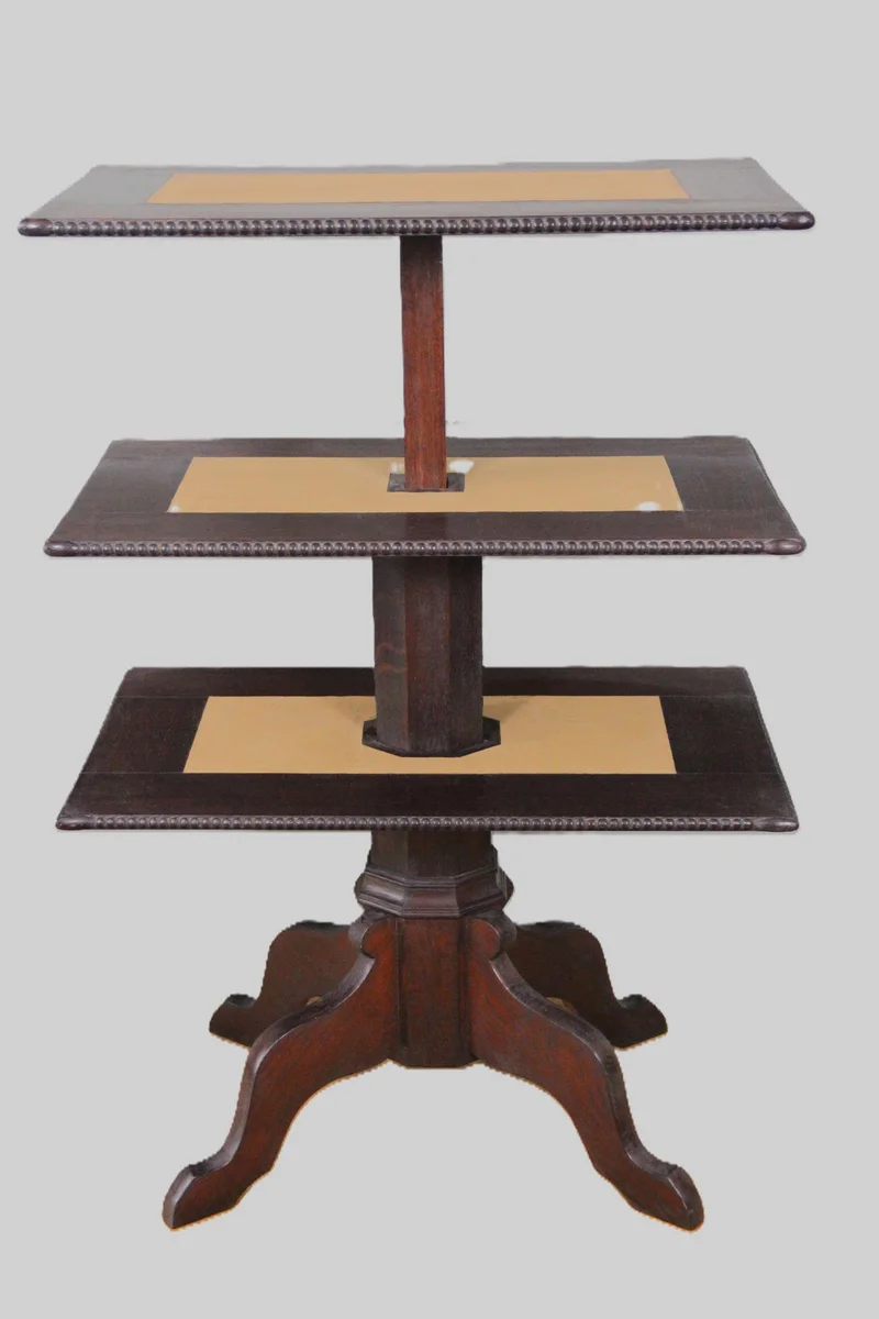 Hollandse desserttafel - Meubel › Tafels - €450.00 - Opschuifbare dessertafel in eikenhout en ingelegd met leder.
68x41cm, 72cm hoog in gesloten toestand.
Nederland, ca 1930
