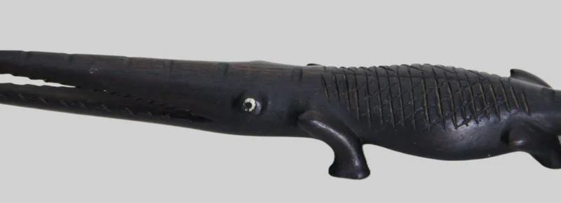 Houten aligator - Diversen › Figuren - €45.00 - Figuur gesneden in ebbenhout.
28cm lang