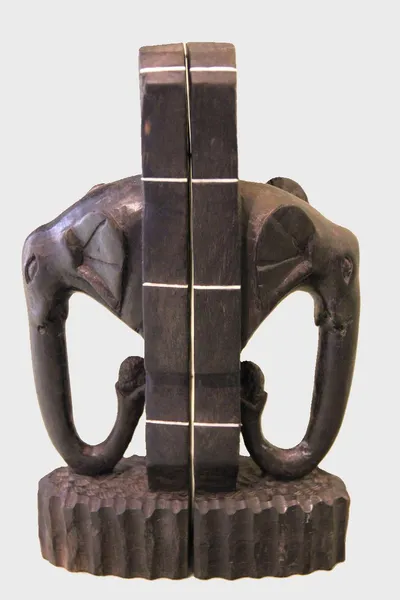 Houten boekensteunen met olifantsculptuur