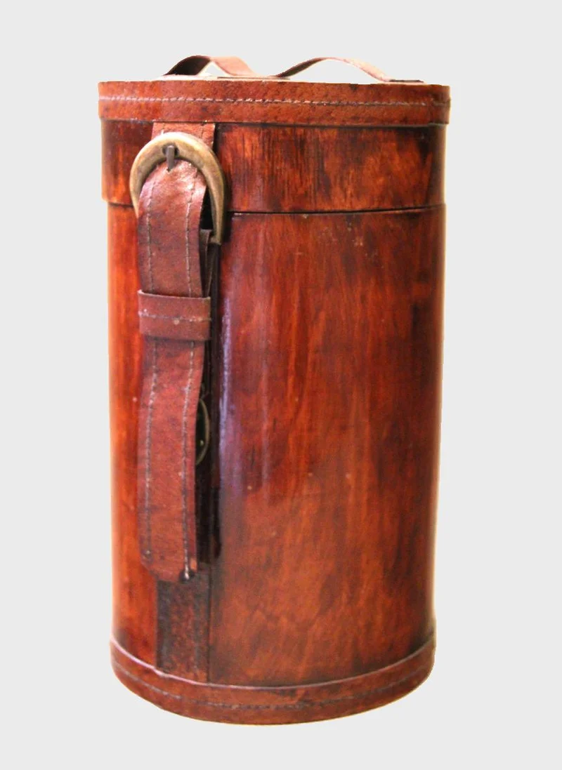 Houten doos - Diversen › Dozen en kistjes - €45.00 - 25cm hoog, 14cm diameter
1900-1940