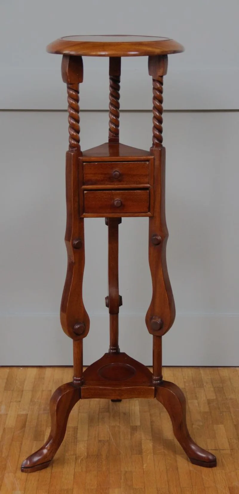 Houten plantenstaander - Meubel › Bijzetmeubel - Plantenstaander met twee kleine laden in het midden.
Vermoedelijk wilde kerselaar.
87cm hoog; 27cm diameter
Victoriaans model; laat Edwardian periode; ca 1940