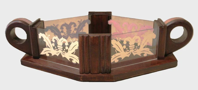 Houten schaal met glas ca 1940 - Diversen › Varia - €120.00 - Beukenhouten schaal, donker eik gebeitst, met 4 glasplaatjes waarop zilverkleurige tekening. in de twee grepen een inzet met verchroomd metaal.
40 x 20cm