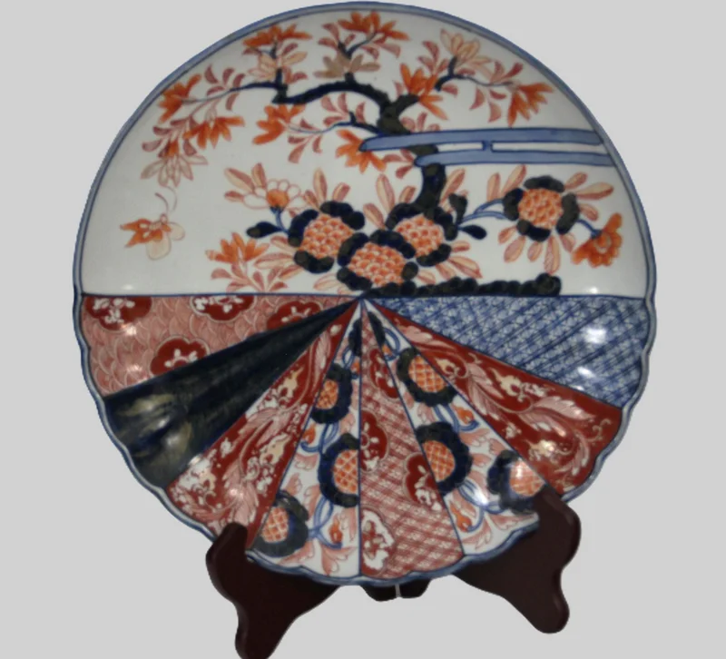Imari bord (13) - Porselein › Borden - €90.00 - 31cm diameter
Blauwe versiering op achterrand
19e eeuw