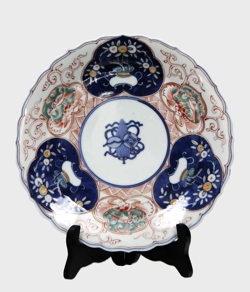 Imari bord (3) - Porselein › Borden - €35.00 - Bord met blauwe en roze tinten; ook versierd op achterrand.
23.5cm diameter
vroege 20e eeuw