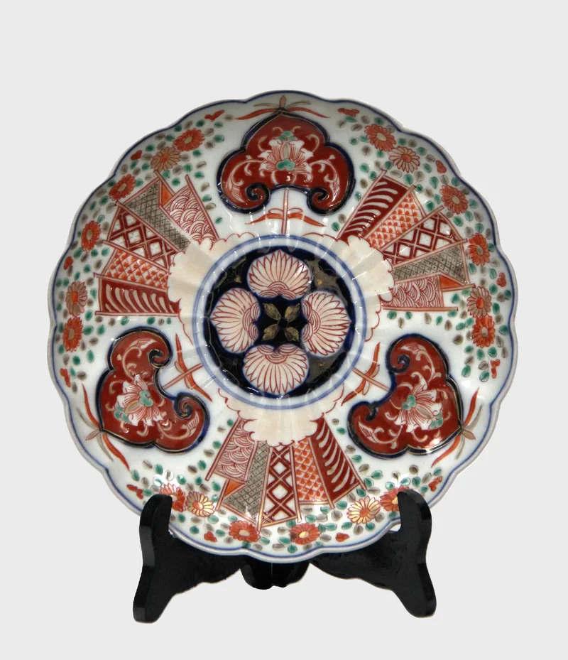 Imari bord (6) - Porselein › Borden - €35.00 - Bord met rode en blauwe decoratie; ook versierd op achterrand.
22cm diameter
Vroege 20e eeuw
