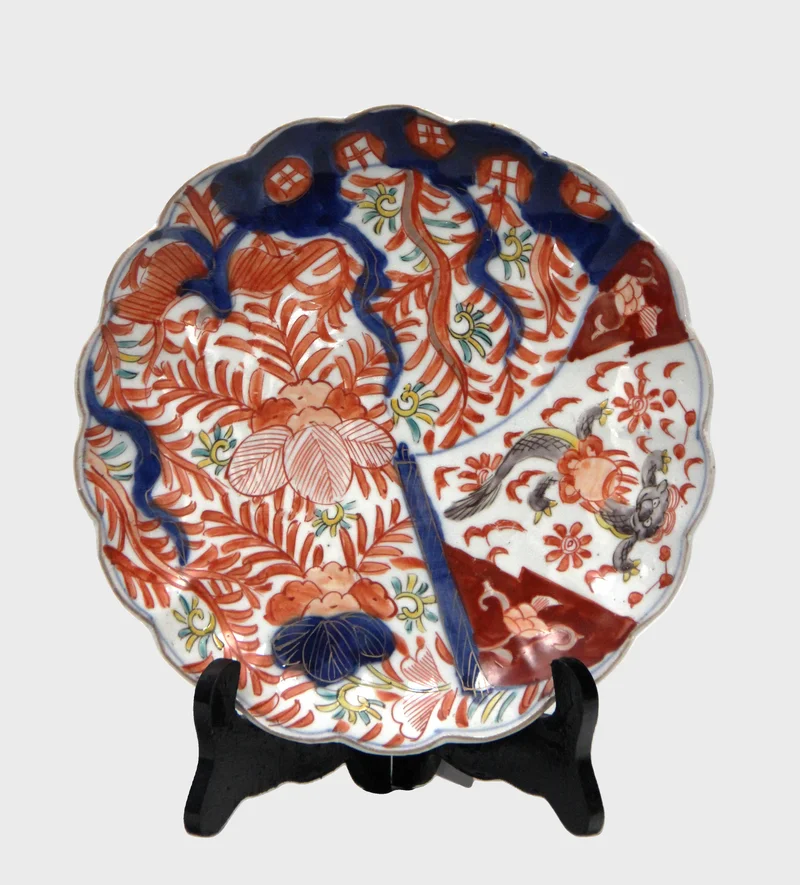 Imari bord (7) - Porselein › Borden - €35.00 - Bord met rood-blauwe versiering en gelobde rand; ook versierd op achterrand.
21cm diameter
Vroege 20e eeuw