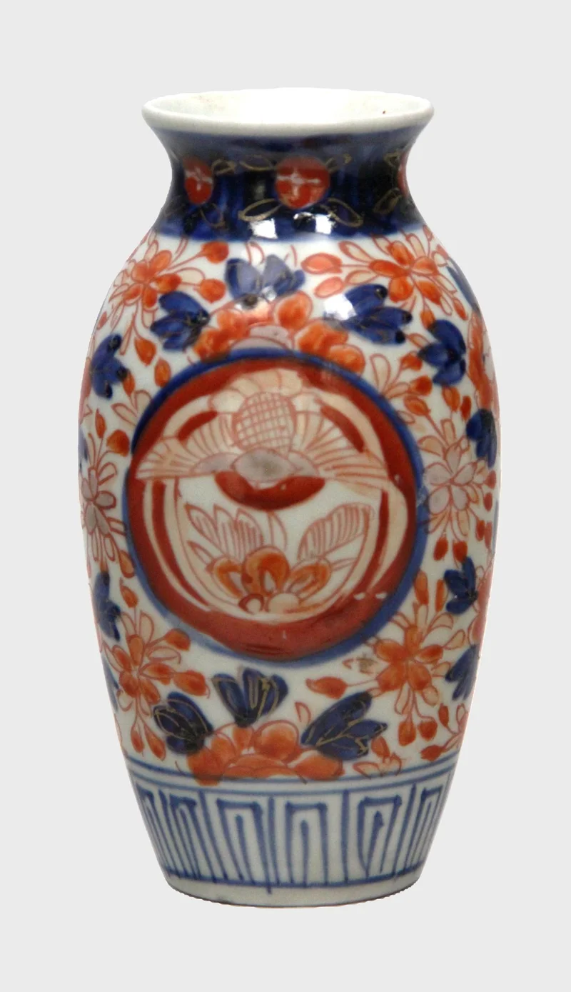 Imari vaas (1) - Porselein › Vazen - €45.00 - 15cm hoog, 8cm diameter
1900-1950