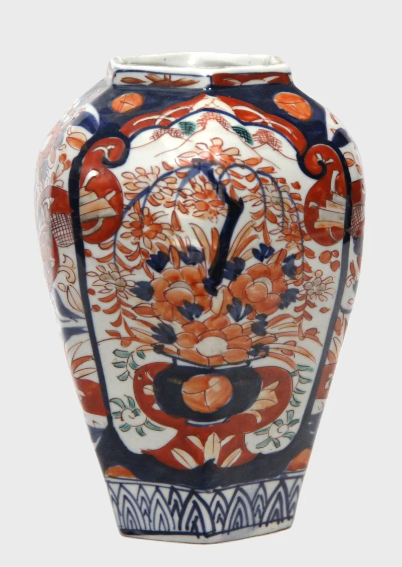 Imari vaas (5) - Porselein › Vazen - €95.00 - 19.5cm hoog, 14cm diameter
Ca 1900