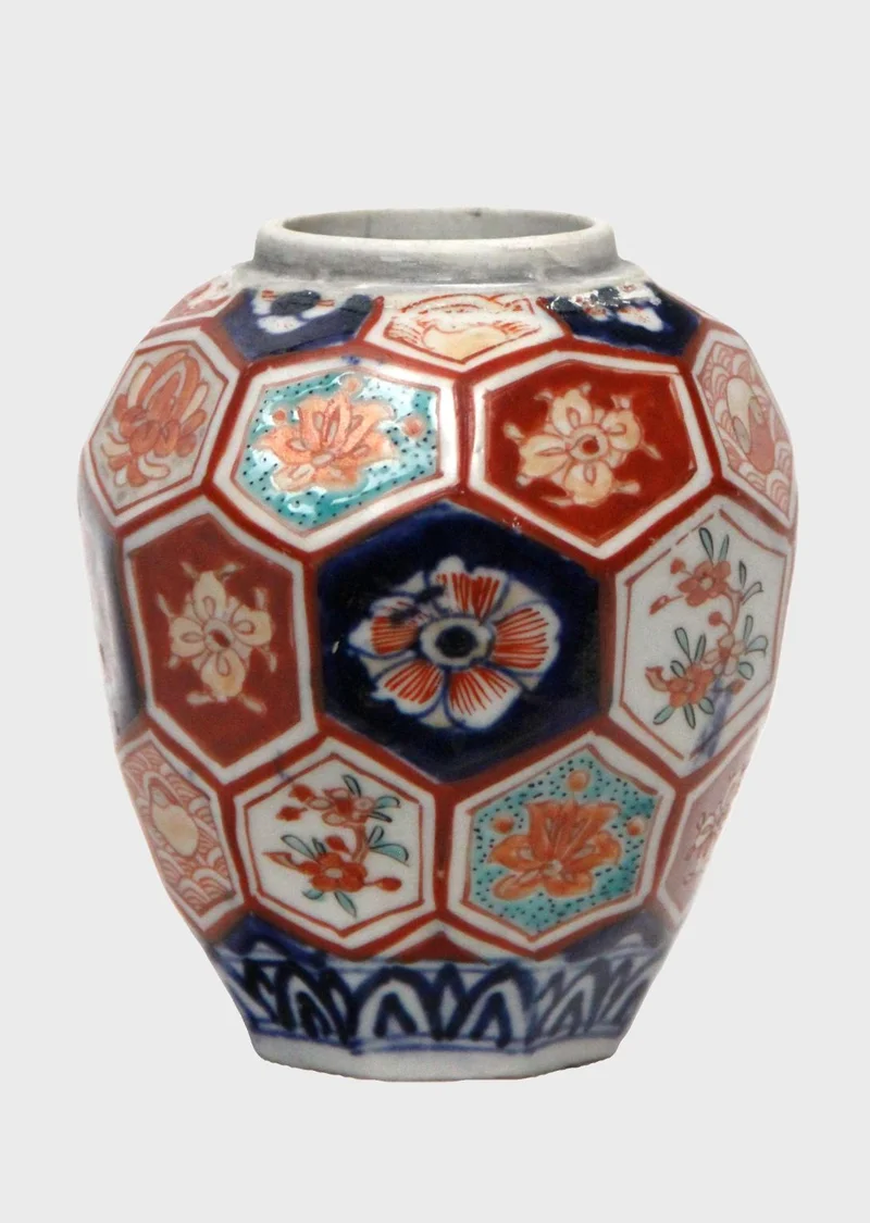 Imari vaasje (1) - Porselein › Vazen - €65.00 - Imari vaasje met pentagonmotief
15cm hoog
Eerste helft 20e eeuw
