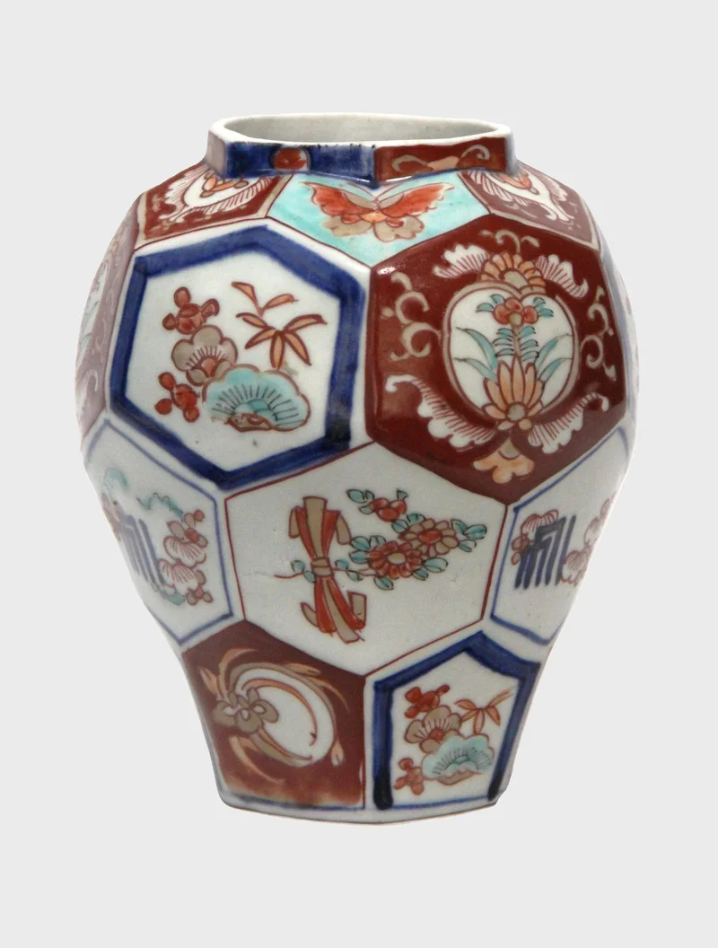 Imari vaasje (3) - Porselein › Vazen - €35.00 - 10cm hoog, 9cm diameter
Gevormd met pentagonale segmenten
Vroege 20e eeuw