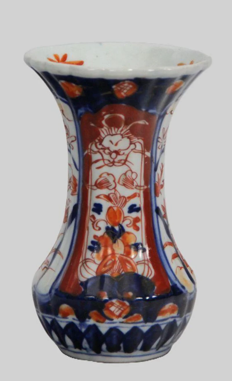 Imari vaasje - Porselein › Vazen - €50.00 - Klein imari vaasje met 2 verschillende decoraties op de nek.
13cm hoog
Vroege 20e eeuw