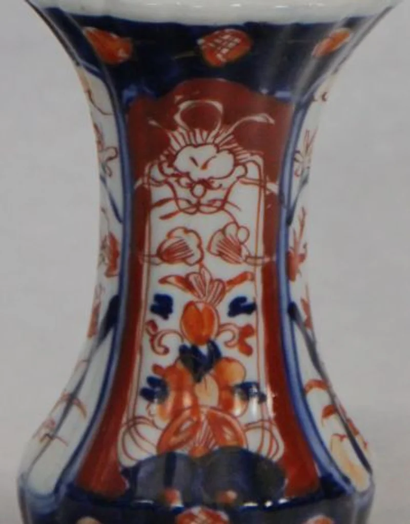 Imari vaasje - Porselein › Vazen - €50.00 - Klein imari vaasje met 2 verschillende decoraties op de nek.
13cm hoog
Vroege 20e eeuw