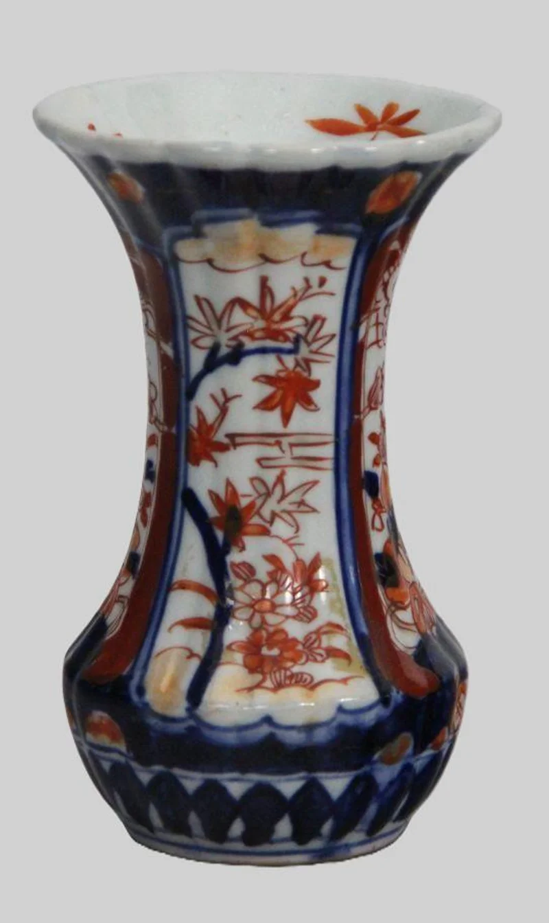 Imari vaasje - Porselein › Vazen - €50.00 - Klein imari vaasje met 2 verschillende decoraties op de nek.
13cm hoog
Vroege 20e eeuw
