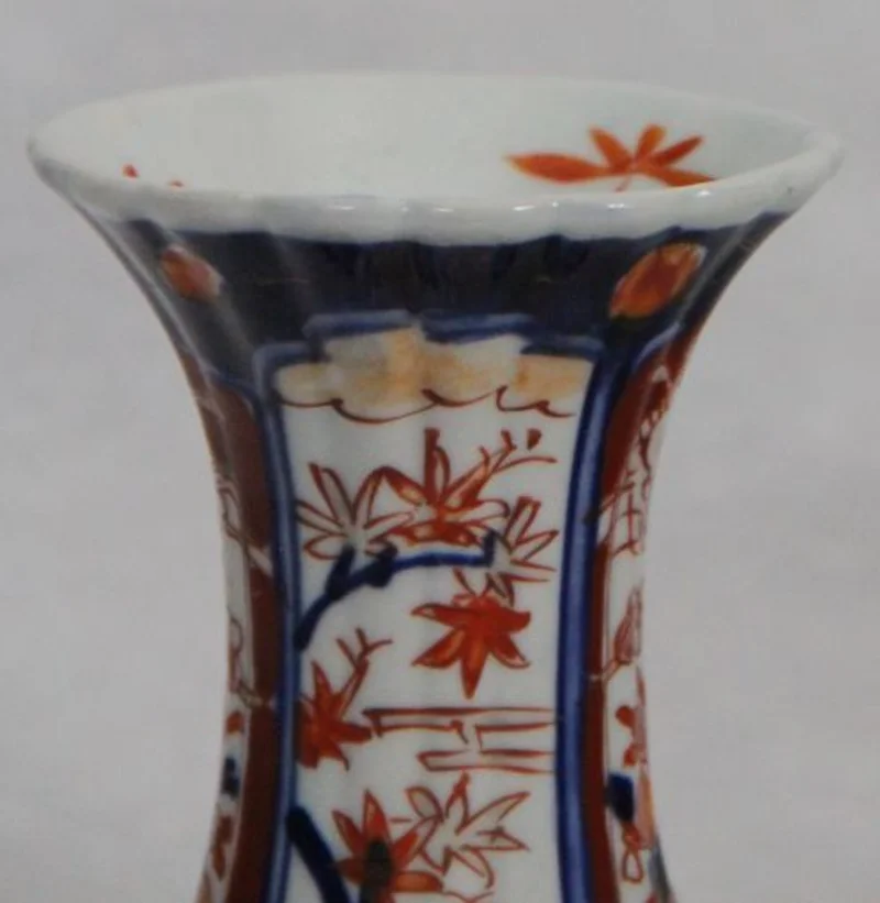 Imari vaasje - Porselein › Vazen - €50.00 - Klein imari vaasje met 2 verschillende decoraties op de nek.
13cm hoog
Vroege 20e eeuw