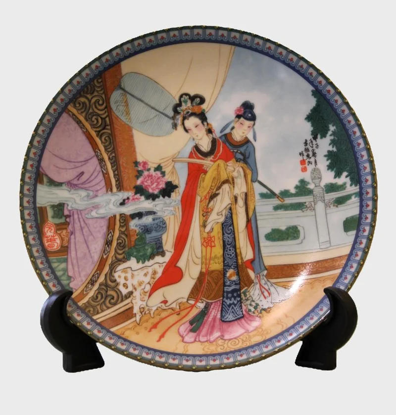 Japans bord - Porselein › Borden - €15.00 - 21.5cm diameter
Verhalende tekst op achterzijde
20e eeuw